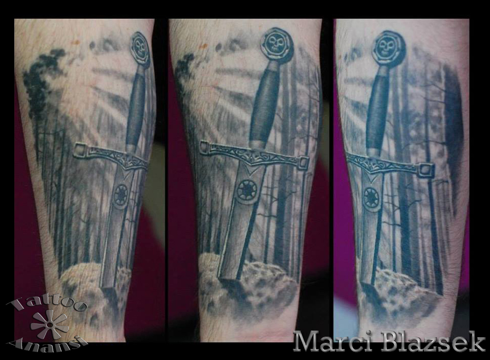 excalibur schwert sword tattoo black realistic tattoo anansi münchen munich best top schön