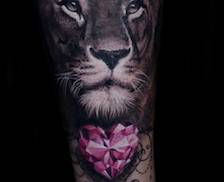 tattoo studio anansi münchen löwe lion potrait mit diamanten diamond von Brigi
