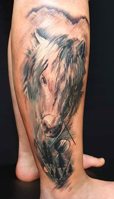 tattoo anansi münchen pferd horse sketch abstract realismus tattoo art tätowierer artist laszlo