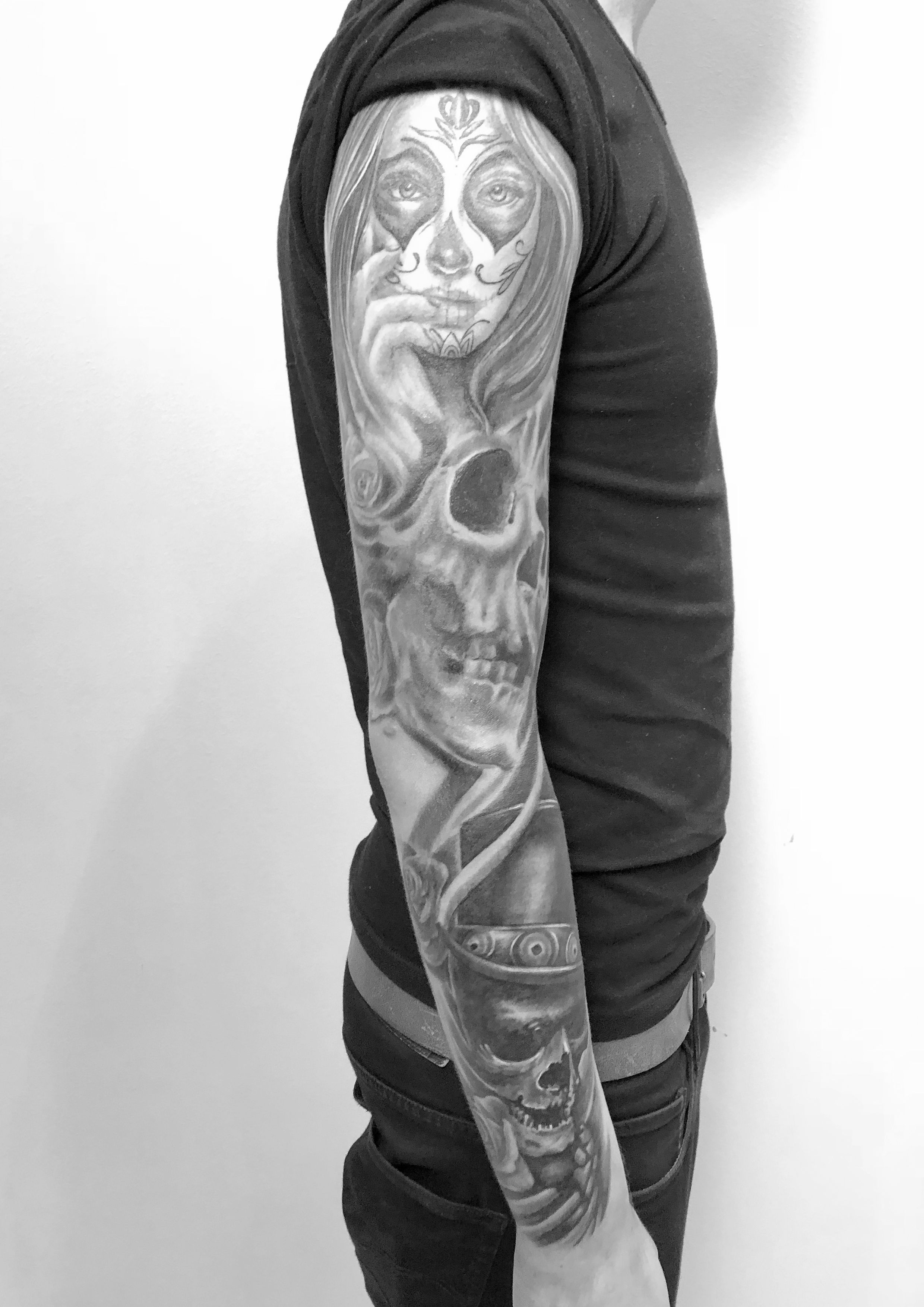 tattoo studio anansi münchen munich laszlo artist tätowierer best bester radio gong sleeve black schwarz skull dark