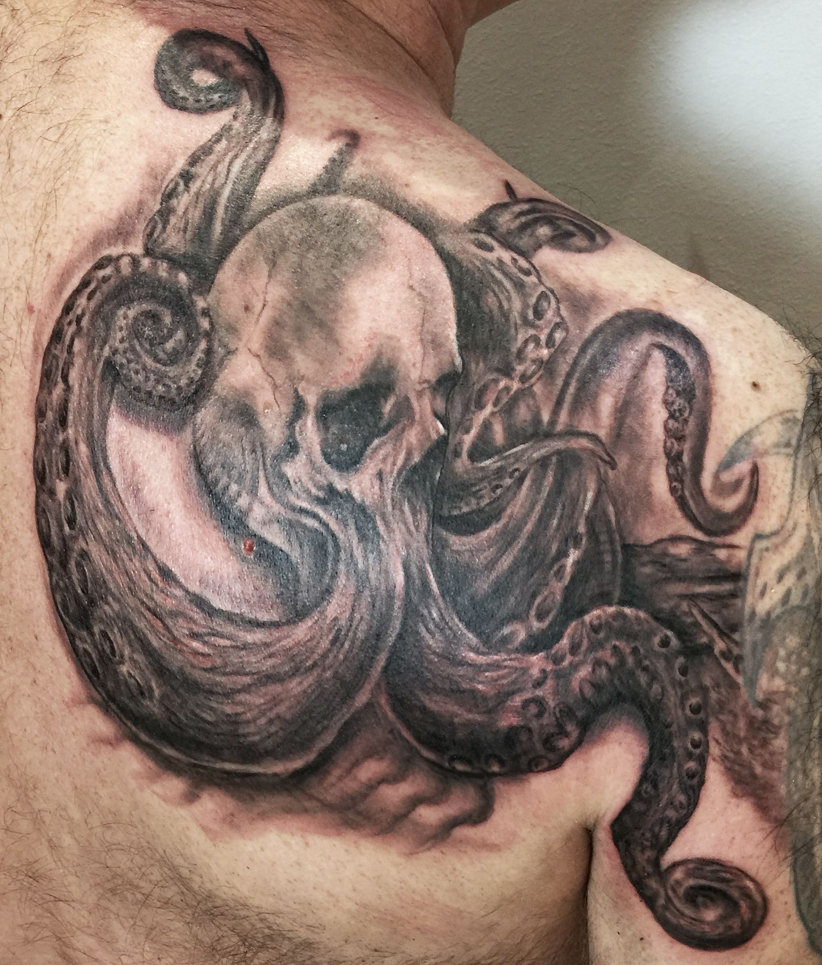 tattoo studio anansi münchen munich laszlo oktobpus skull tattoo tätowierung
