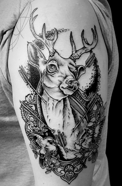 tattoo studio anansi münchen munich blackwork linework hirsch deer animal frau weiblich david best tätowierer schön