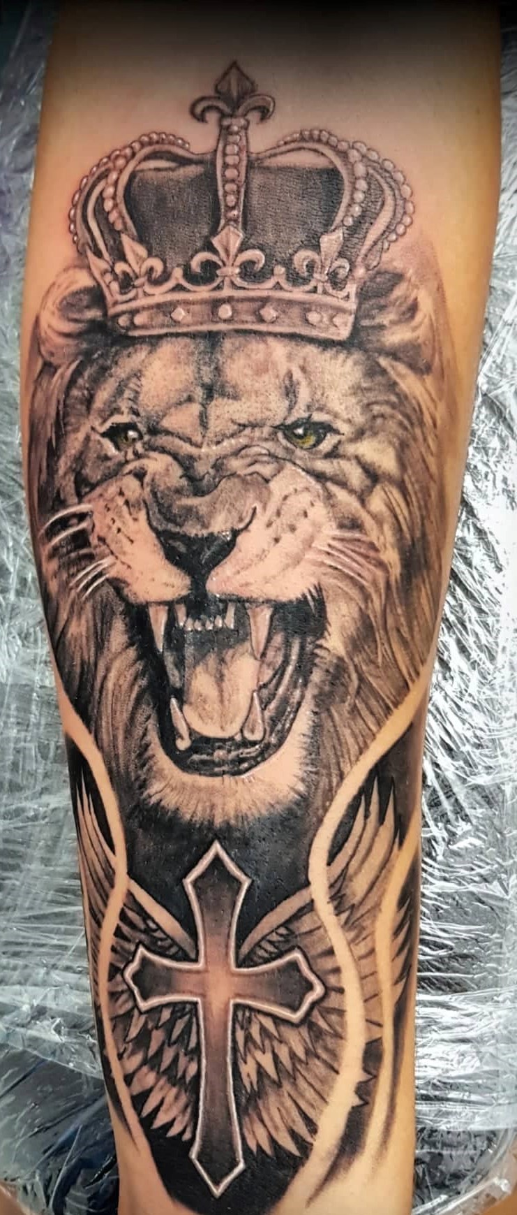 Tattoo-Studio-Anansi-München-Jason-Portrait-best-bestes-realismus-king-Löwe-lion-black-and-grey.jpg