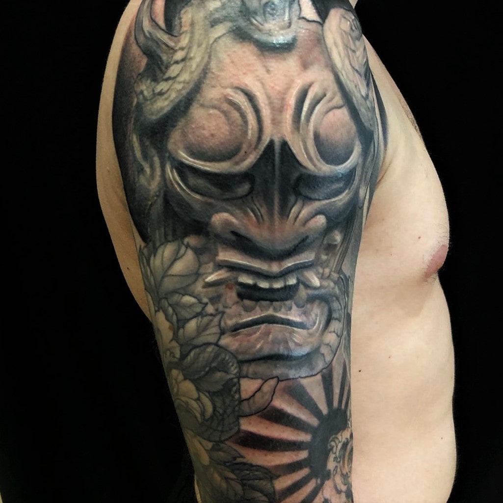 Tattoo Anansi München Artist Laszlo realisim black and grey asian mask Maske warrior Krieger