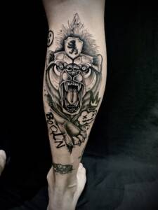 Tattoo Anansi München Artist David neotraditional black and grey Bear Bär