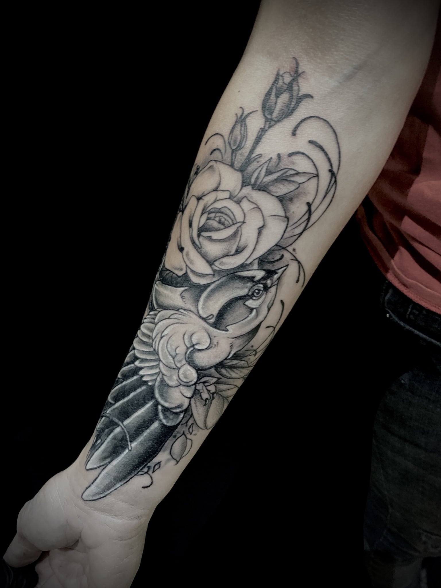 Tattoo Anansi München Artist David black and grey bird swallow Schwalbe rose