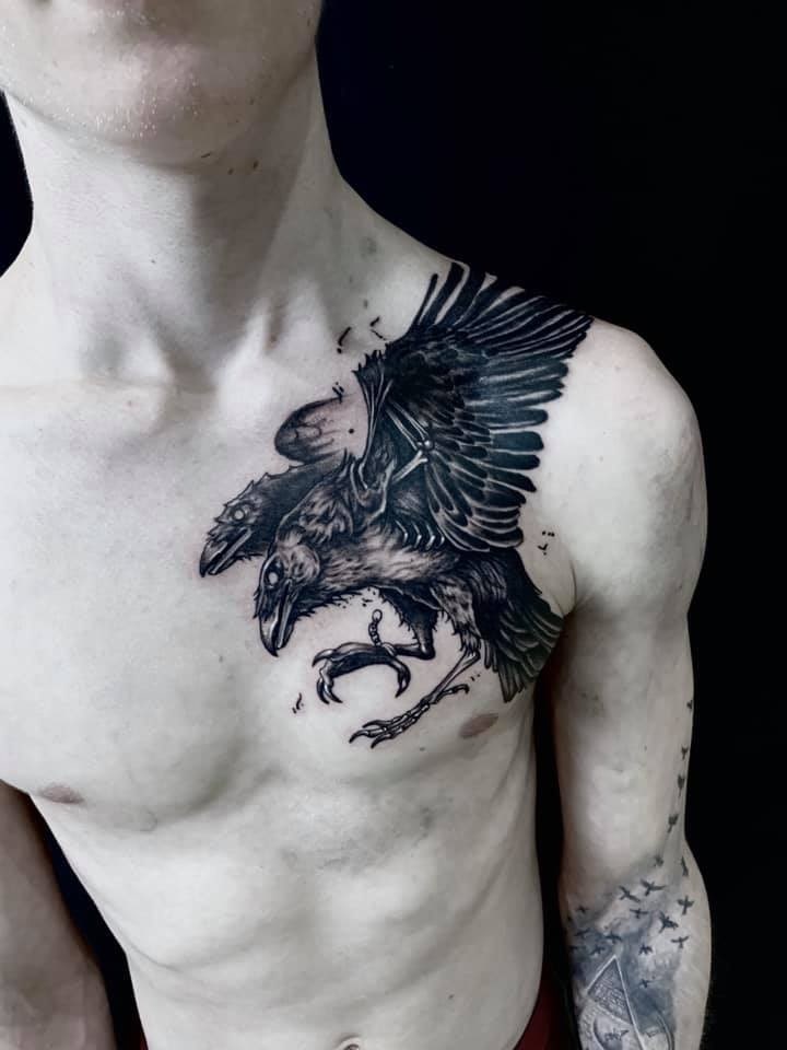 Tattoo Anansi München Artist David neotraditional black and grey flying eagle Adler chestpiece brust