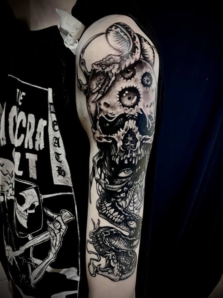 Tattoo Anansi München Artist David blackwork skul Totenkopf snake Schlange dark monster