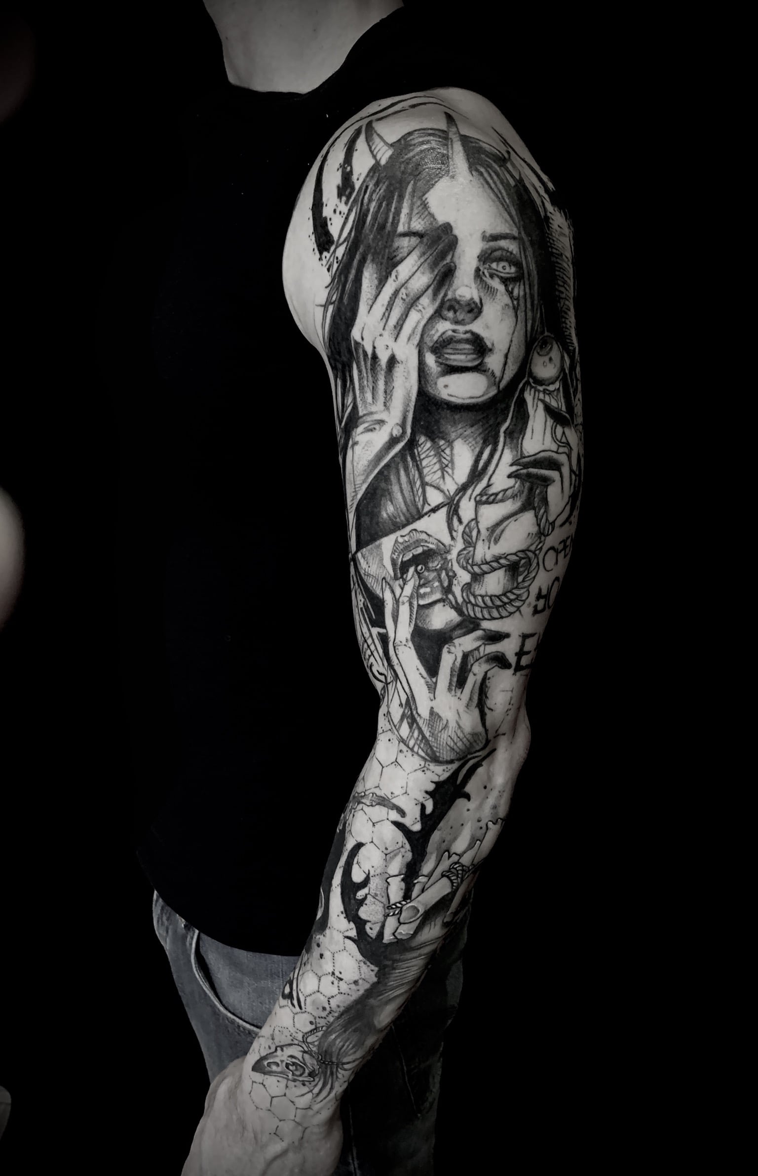 Tattoo Anansi München Artist David sleeve neotraditional black and grey portrait woman Frau