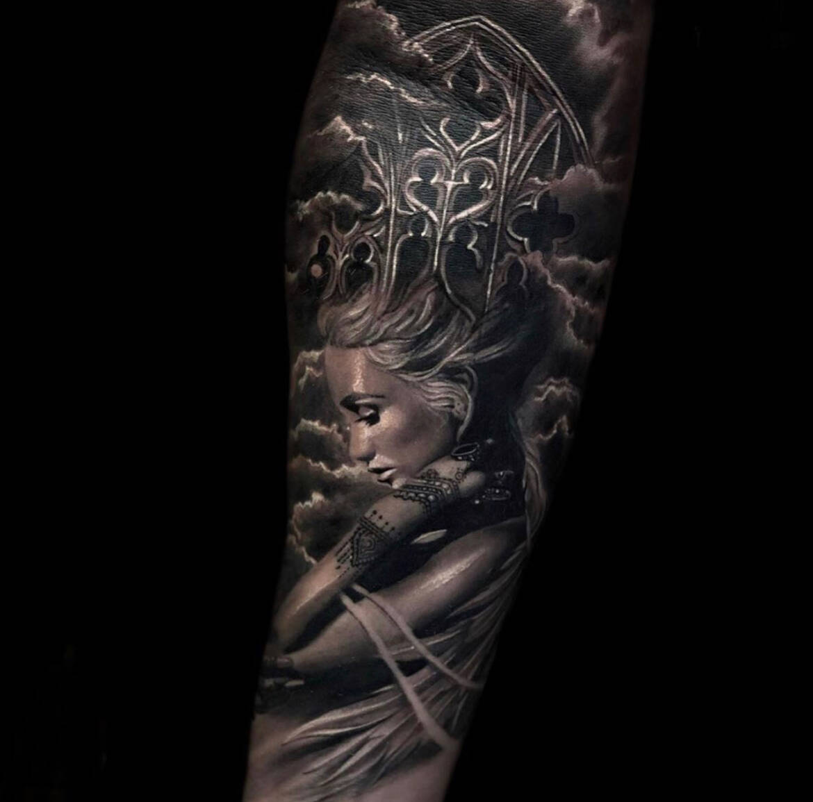 woman-frau-realismus-tattoo-in-black-and-grey-schwarz-klassisch-best-bester-bestes-tätowierer-studio-in-München.jpg