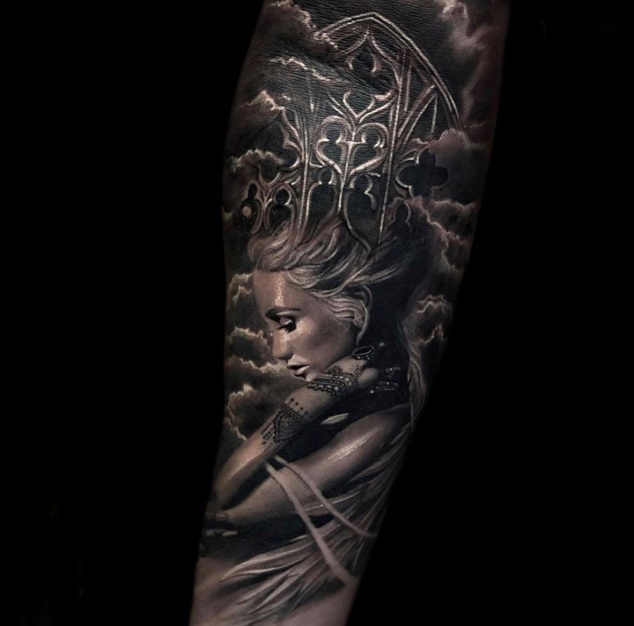woman frau realismus tattoo in black and grey schwarz klassisch best bester bestes tätowierer studio in München