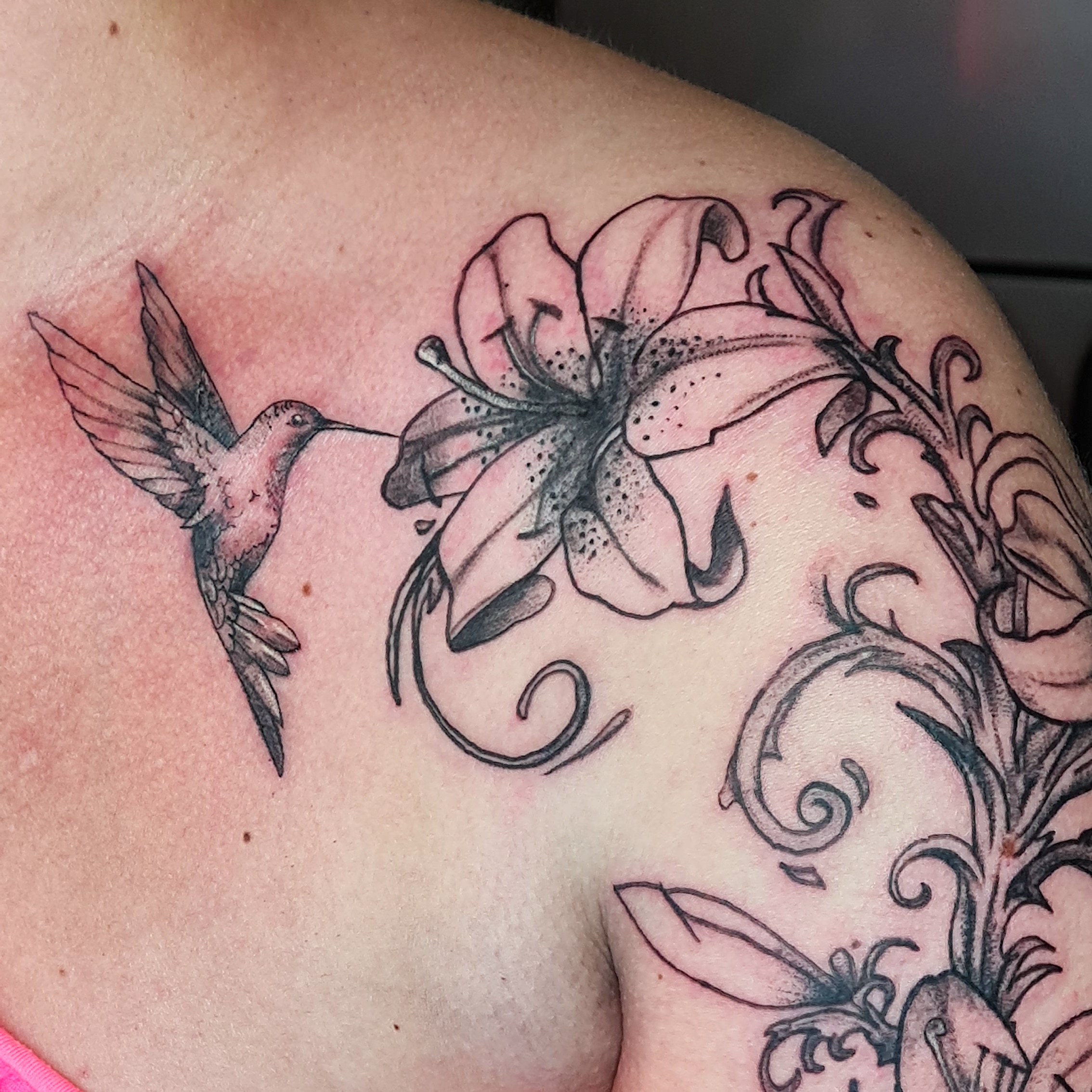 Tattoo Anansi München studio Vedran black and white shoulder humming bird flower