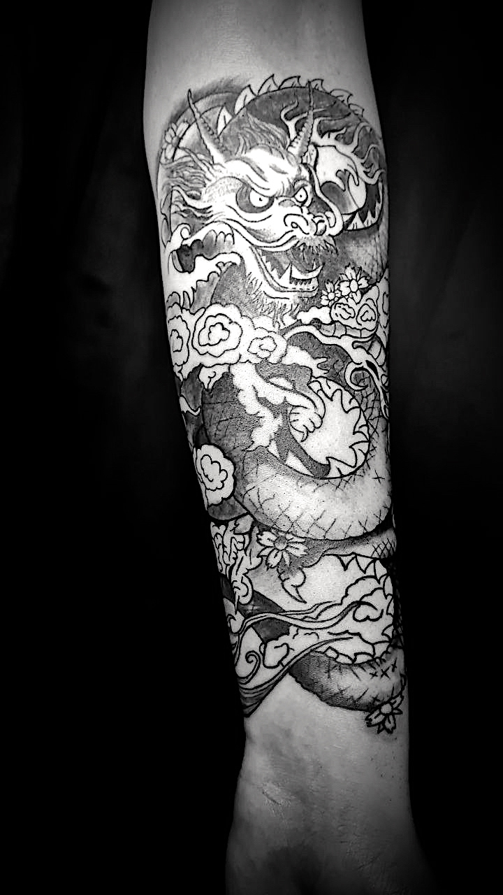 Tattoo Studio Anansi München Munich Vedran artist art dragon Drache flowers Blumen Kirschblüten Wolken Unterarm black and grey details fine lines