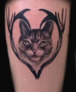 Tattoo Anansi Studio München Munich Haidhausen Peter cat face heart shape ornamental tribal best black and grey realistic animal portrait