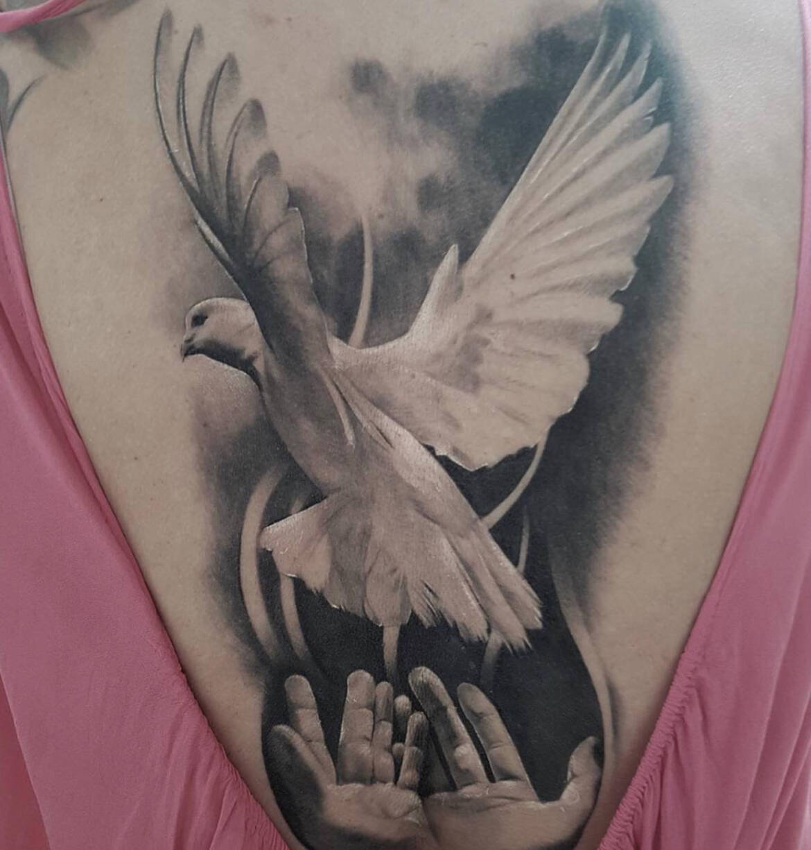 Tattoo-Anansi-Studio-Munchen-Munich-Haidhausen-Alex-dekollete-chest-dove-hands-flying-wings-spreaded-best-black-and-grey-realism-animal.jpg