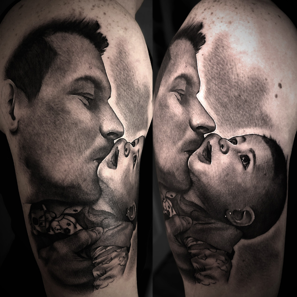 Tattoo-Anansi-Studio-Munchen-Munich-Haidhausen-Alex-family-kiss-father-child-kid-childhood-memories-beautiful-moment-snapshot-best-black-and-grey-realism-portrait.jpg