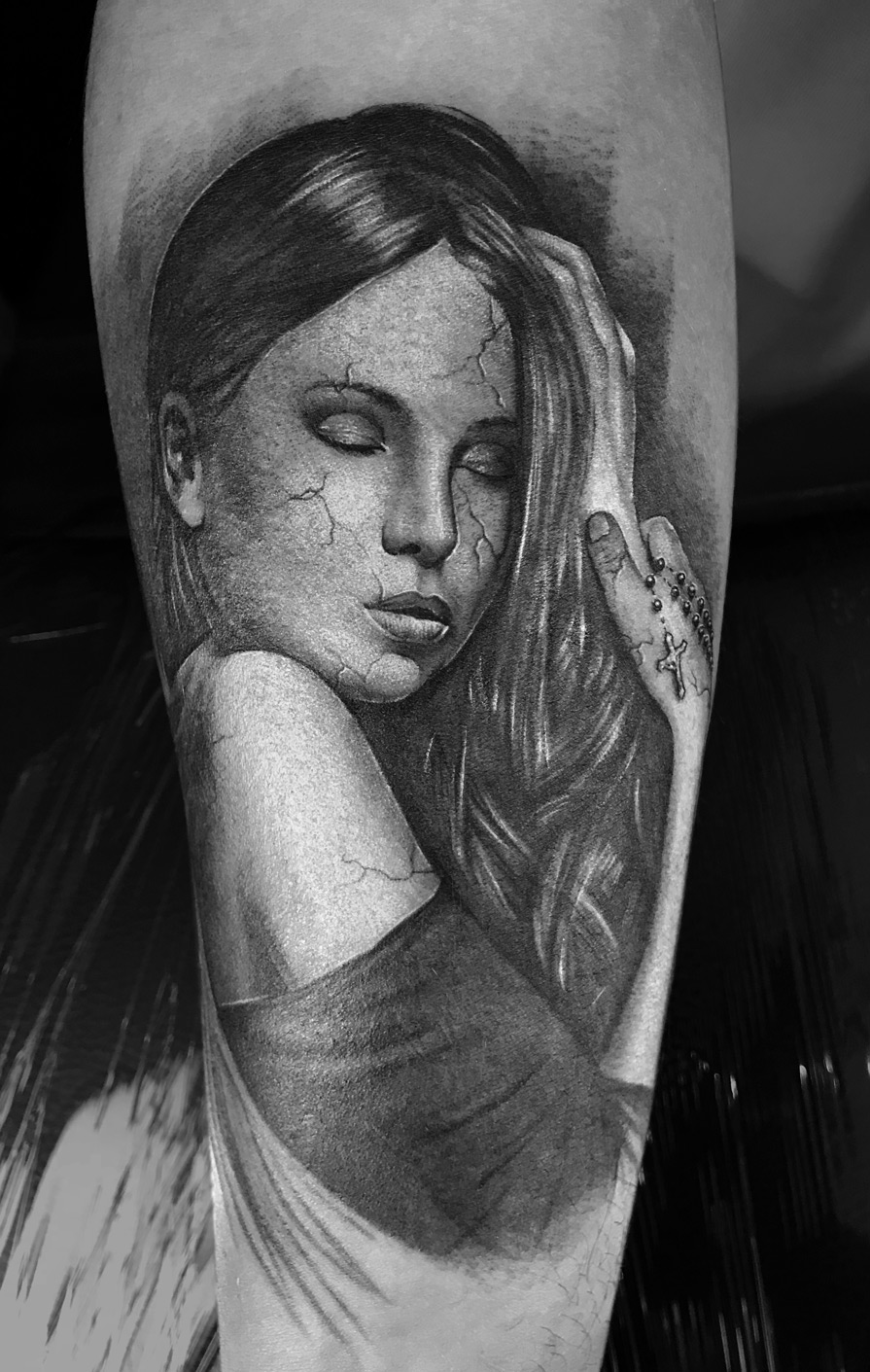 Tattoo-Anansi-Studio-Munchen-Munich-Haidhausen-Alex-girl-woman-cracks-calm-deep-scary-dark-best-balck-and-grey-realism-portrait.jpg