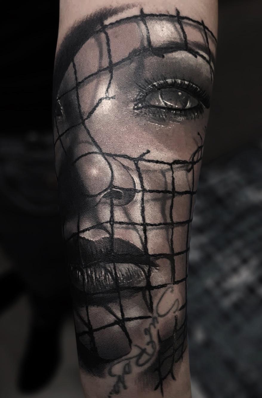 Tattoo-Anansi-Studio-Munchen-Munich-Haidhausen-Alex-girl-woman-face-see-through-the-fence-net-strings-shadows-on-skin-best-black-and-grey-realism-portrait.jpg