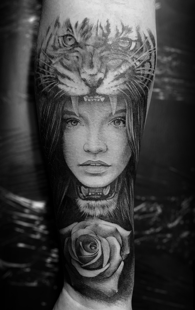 Tattoo-Anansi-Studio-Munchen-Munich-Haidhausen-Alex-girl-womans-face-lion-head-headdress-native-powerful-nature-mask-best-black-and-grey-realistic-portrait.jpg