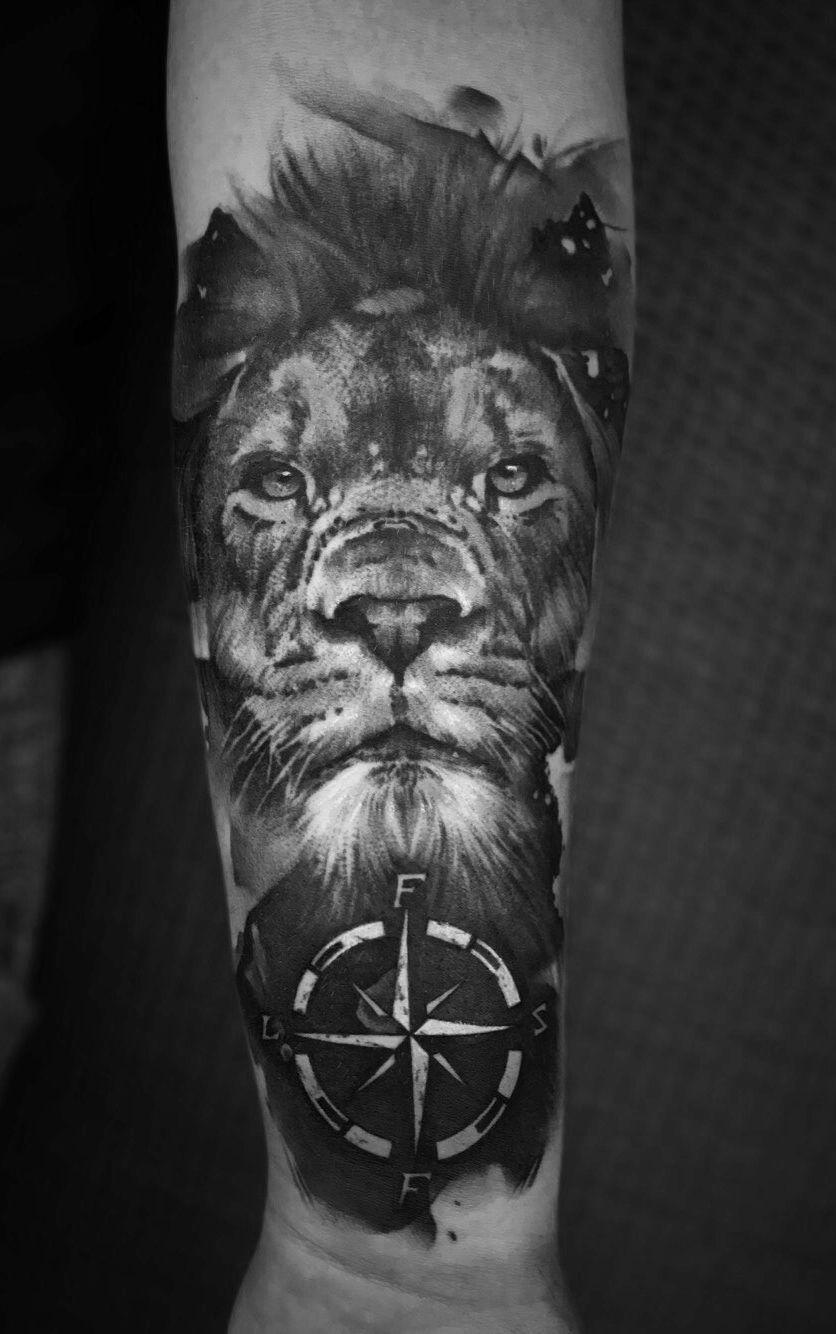 Tattoo-Anansi-Studio-Munchen-Munich-Haidhausen-Alex-lion-Lowe-lower-arm-powerful-animal-nature-wildlife-strength-classic-compass-best-black-and-grey-realism-animal-portrait.jpg