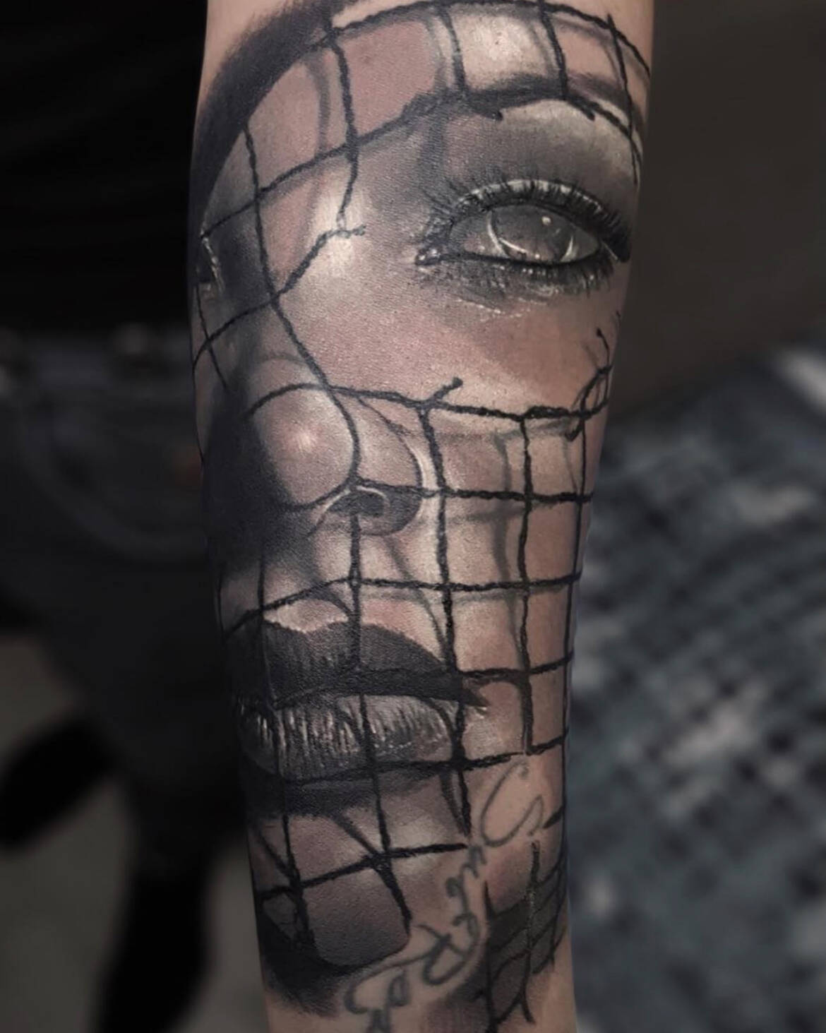 Tattoo-Anansi-Studio-Munchen-Munich-Haidhausen-Alex-portrait-woman-girl-face-fence-wire-strings-hole-see-through-shadows-detailos-best-black-and-grey-realism.jpg