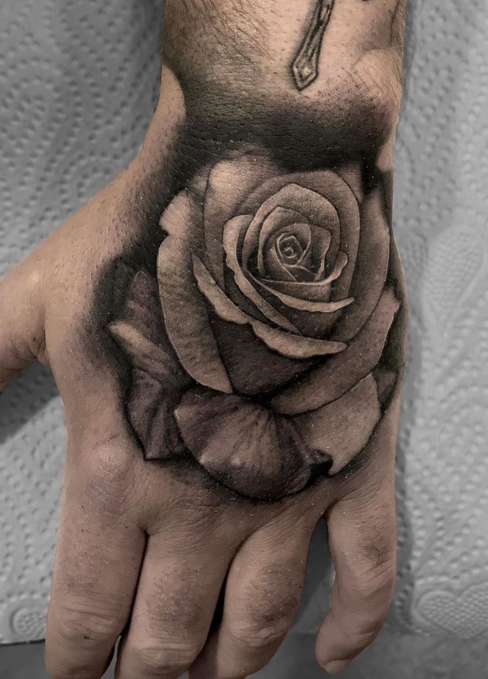 Tattoo-Anansi-Studio-Munchen-Munich-Haidhausen-Alex-rose-handtattoo-flower-timeless-classic-beautiful-best-black-and-grey-realism.jpg