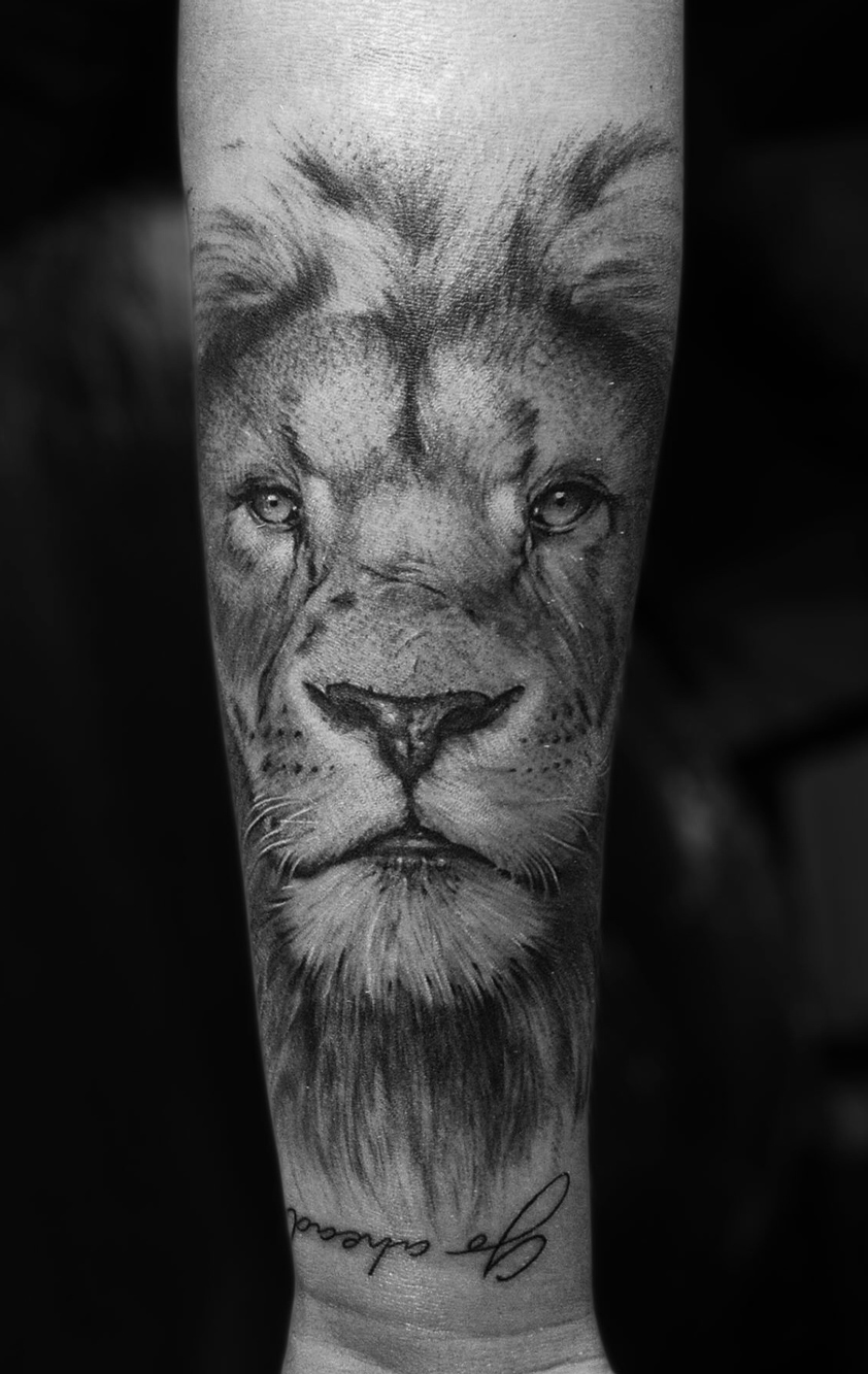 Tattoo-Anansi-Studio-Munchen-Munich-Haidhausen-lion-head-face-powerful-strength-deep-eyes-best-realism-animal-portrait.jpg