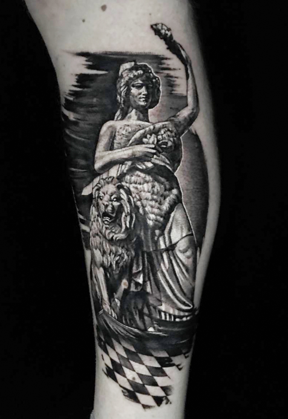 Tattoo-Anansi-Studio-Munchen-Munich-Haidhausen-Alex-Bavaria-sculpture-statue-lion-woman-Minga-home-bavarian-flag-squares-landmark-best-black-and-grey-realism.jpg