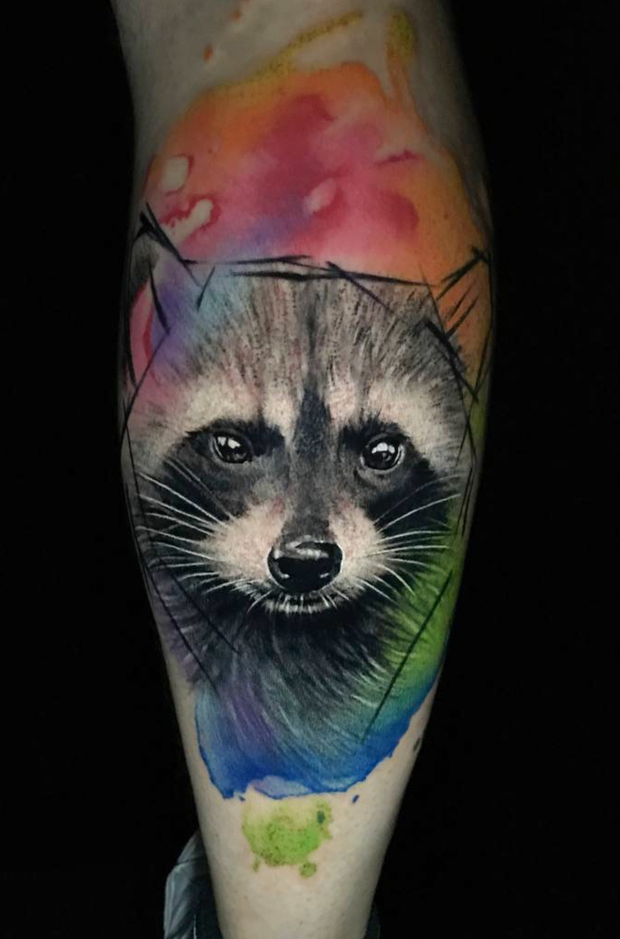 Tattoo-Anansi-Studio-Munchen-Munich-Haidhausen-Alex-raccoon-Waschbaer-sketchy-outlines-realism-aquarell-crossover-best-colour-watercolour-realistic-animal-portrait.jpg