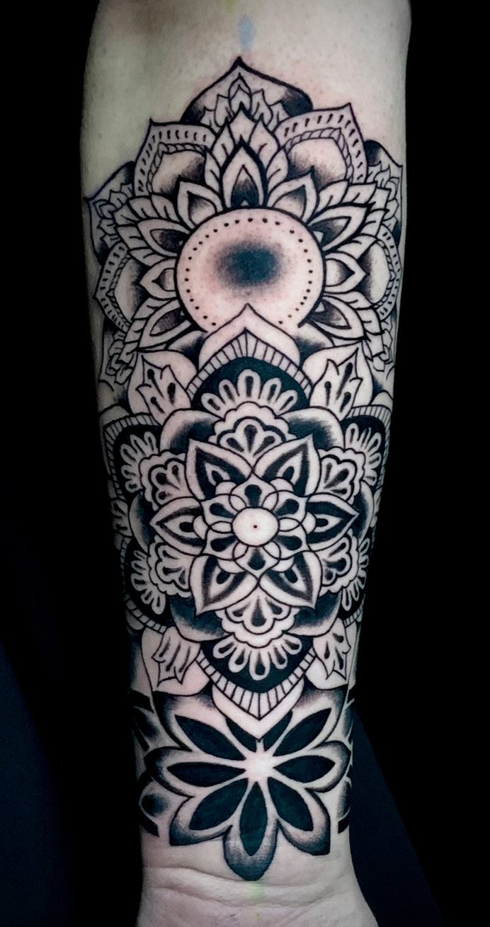 Tattoo Anansi Studio München Munich Haidhausen Vedran Mandala halfsleeve project forearm flower patterns geometric best blackwork ornamental