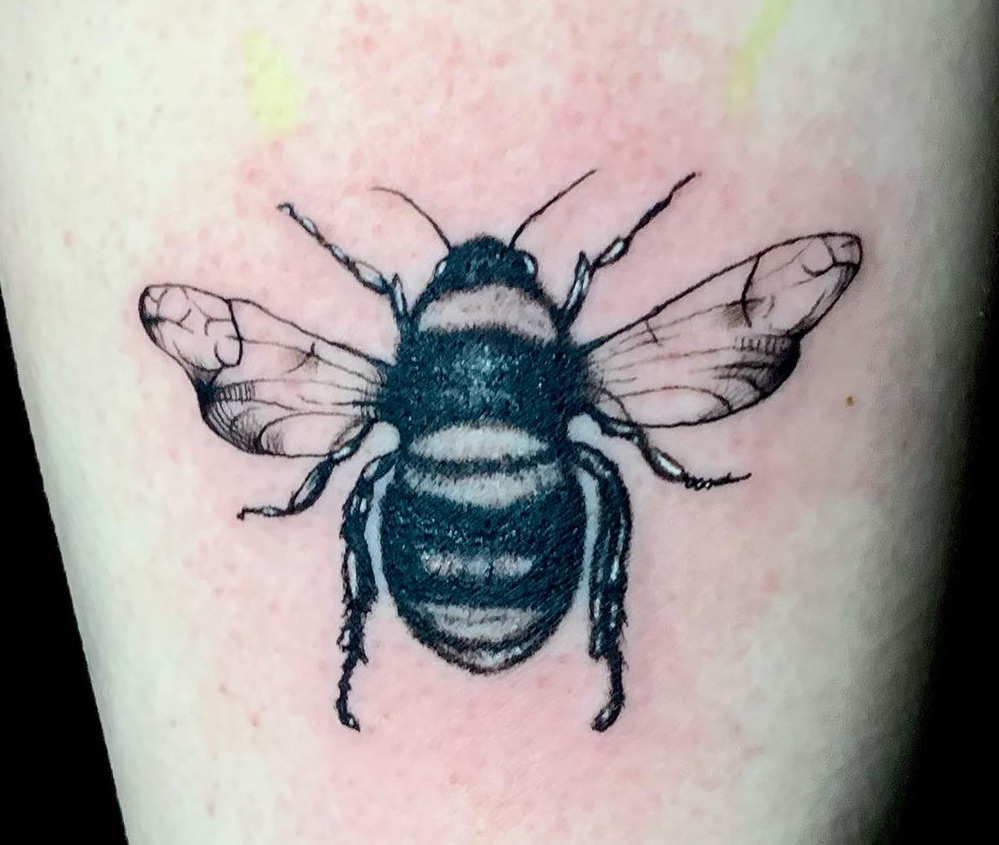Tattoo Anansi Studio München Munich Haidhausen Vedran cover up small animal bee honeybee insect best black and grey realism