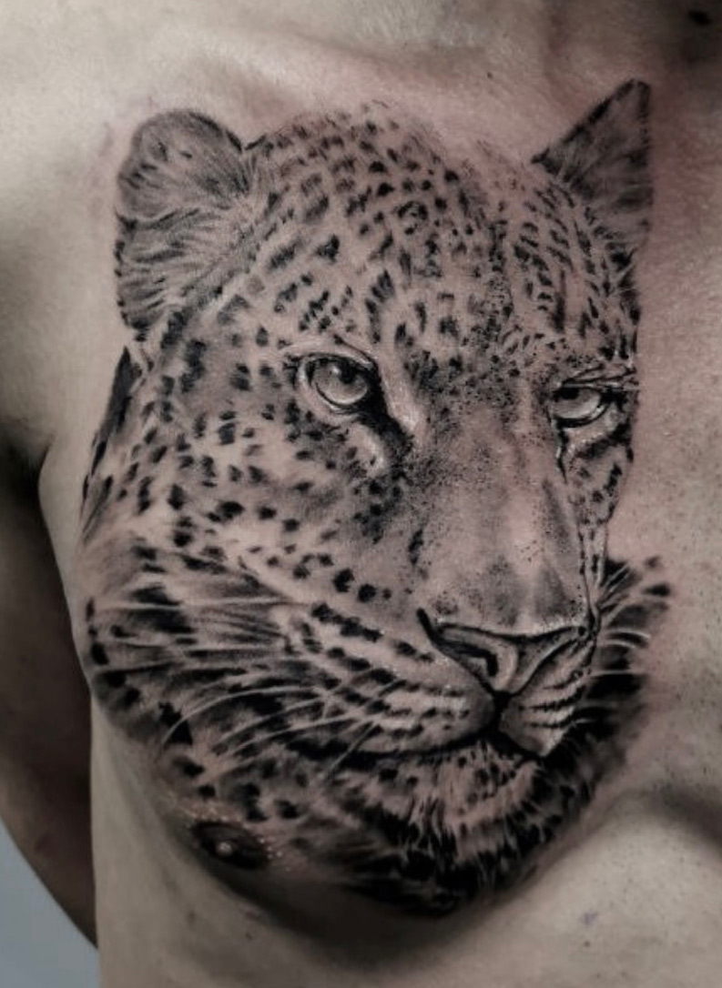 Tattoo Anansi Studio München Munich Haidhausen Ell chest panther leopard jaguar perdator big cat best black and grey realistic animal portrait