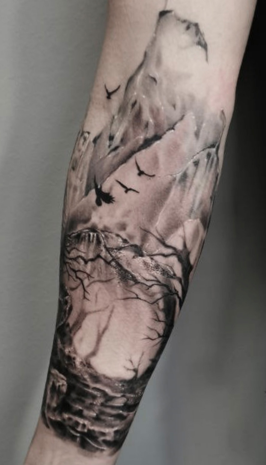 Tattoo Anansi Studio München Munich Haidhausen Ell forearm landscape dark forest crows birds trees fantasy best black and grey