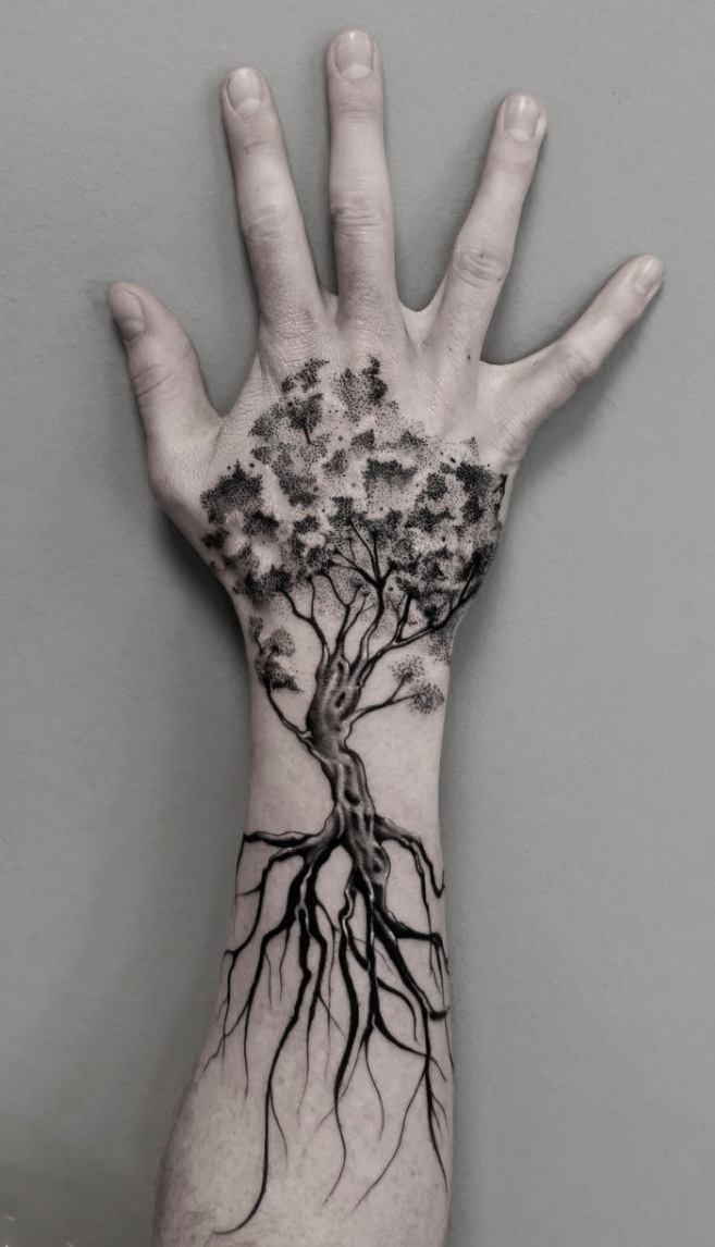 Tattoo Anansi Studio München Munich Haidhausen Ell handtattoo tree of life freehand yggdrasil leaves plant best black and grey