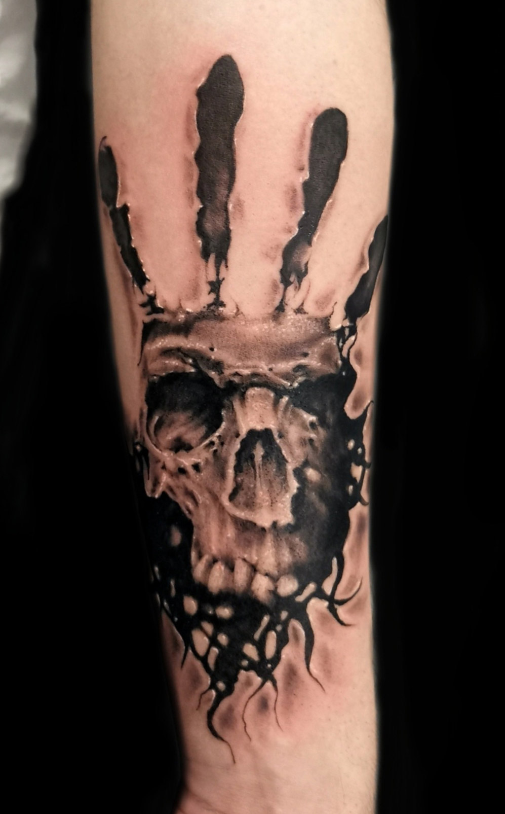 Tattoo-Anansi-Studio-Munchen-Munich-Haidhausen-Ell-skull-hand-best-black-and-grey.jpg