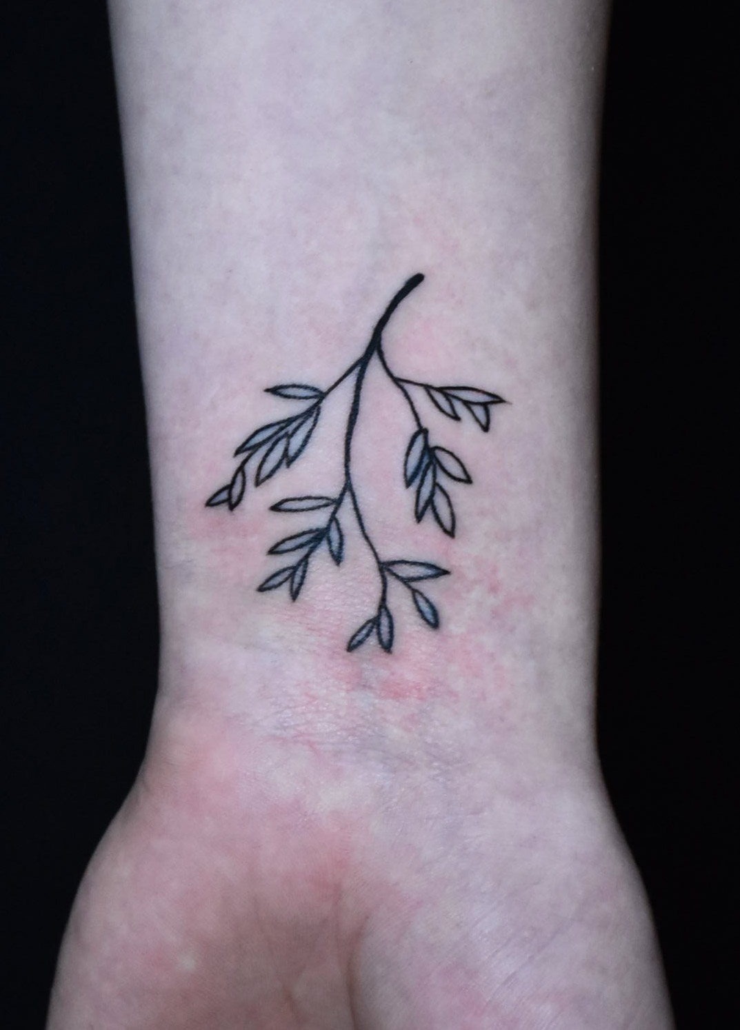 Tattoo-Anansi-Studio-Munchen-Munich-Haidhausen-Tim-leaves-best-small-fineline-1.jpg