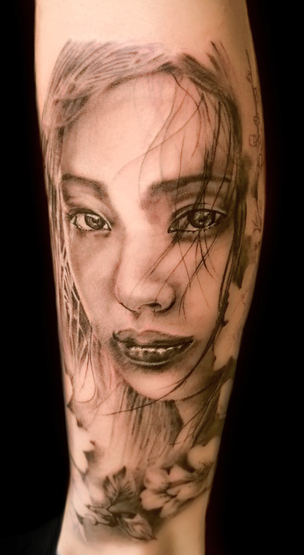 Tattoo Anansi Studio München Munich Haidhausen Ell girl best black and grey portrait