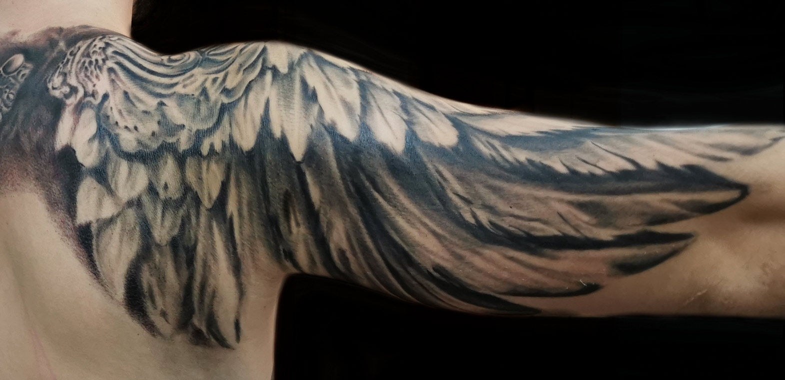 Tattoo Anansi Studio München Munich Haidhausen Ell upper arm shoulder back wings spreaded angek feathers christian spiritual heaven best blackand grey realism