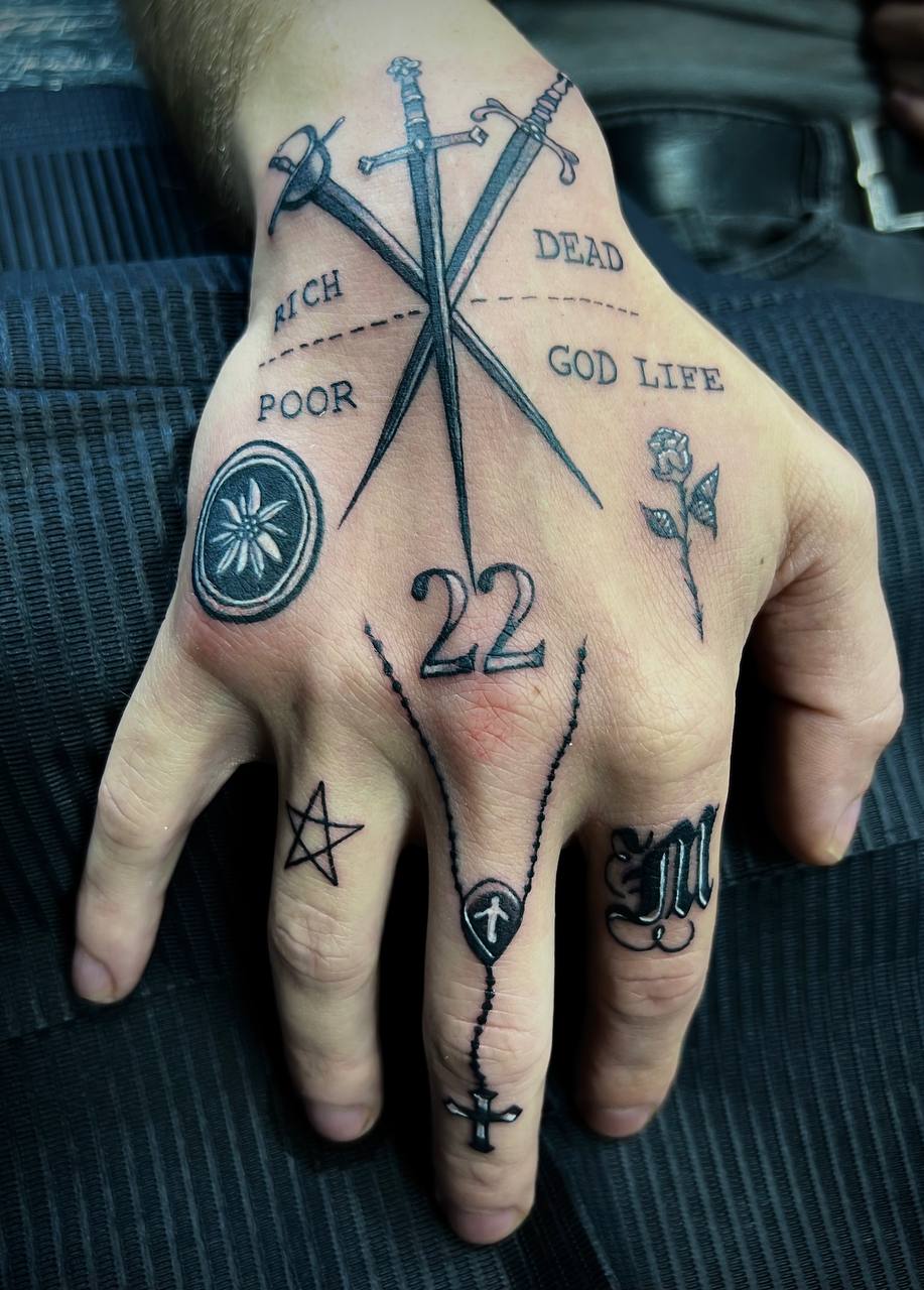 Vedran tattoo studio anansi münchen black and grey hand finger