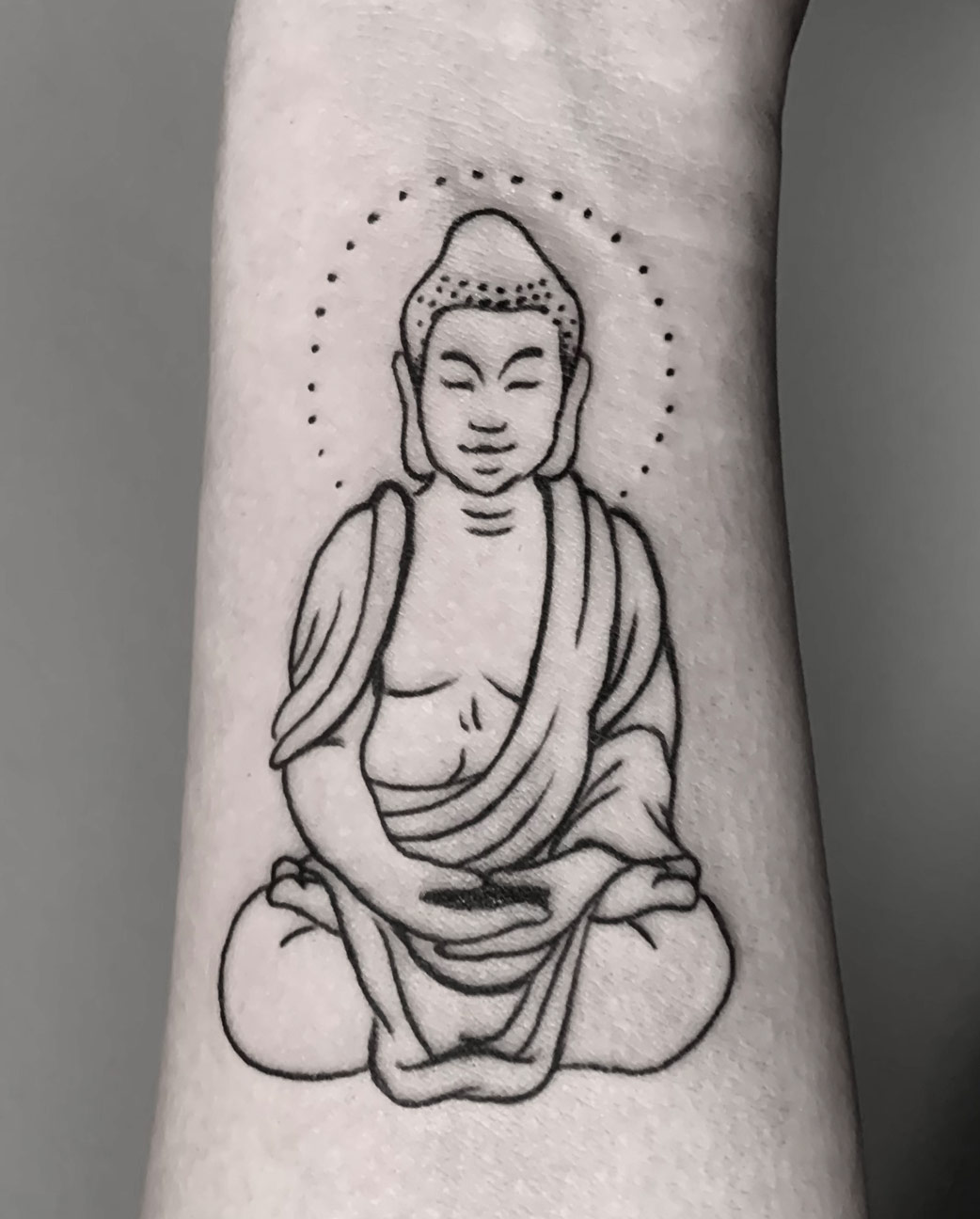 Tattoo Anansi Studio München Munich Haidhausen Tim buddha small japanese spiritual healing praying meditation best lineoworl blackwork neojapanese