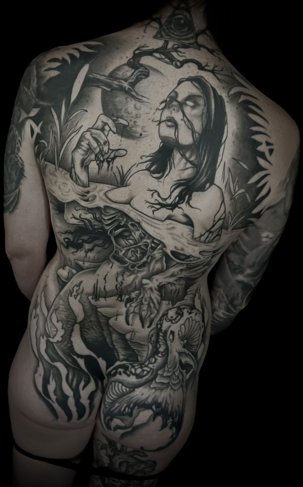Tattoo Anansi Studio München Munich Haidhausen David healed backpiece project full back dark nixon mermaid swamp lake best dark horror blackwork