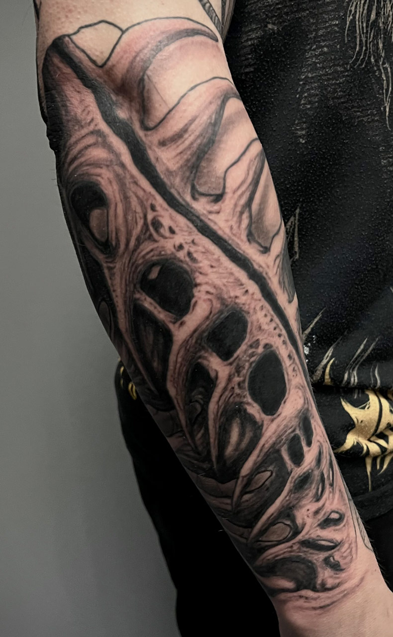 Tattoo Anansi Studio München Munich Haidhausen David upper leg front spider skull geometric patterns sketchy dark horror death character poisonous best blackwork