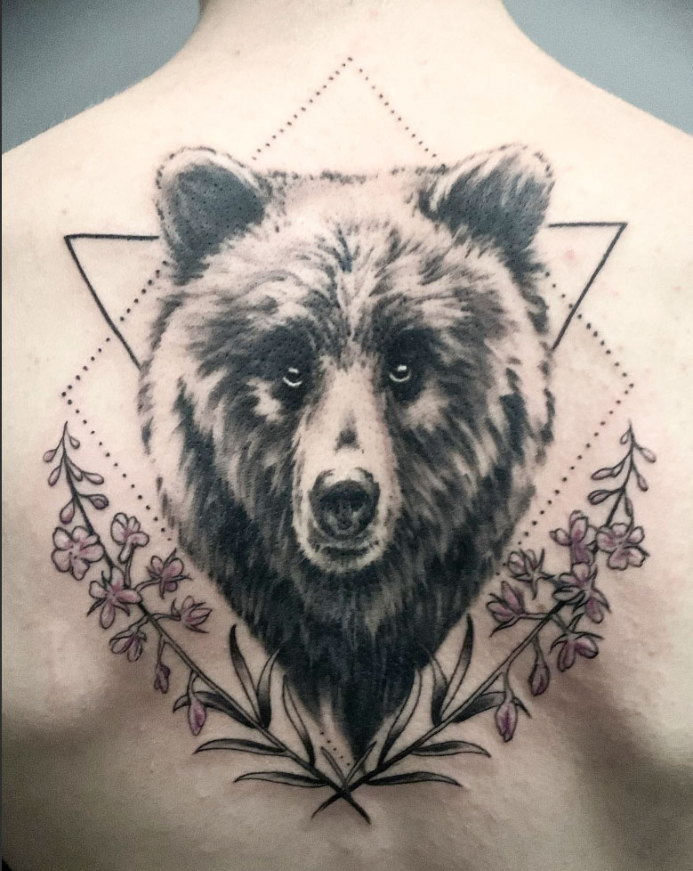 Tattoo Anansi Studio München Munich Haidhausen Tim bear face portrait travel memories back spine shoulders best black and grey geometric animal portrait
