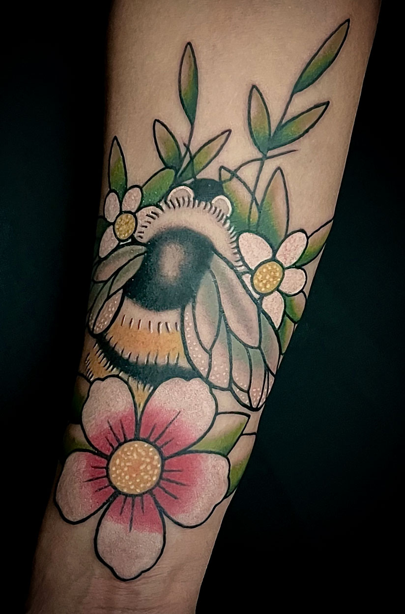 Tattoo Anansi Studio München Munich Haidhausen Vedran bee honeybee flowers leaves floral oldschooll bold lines best colour traditional