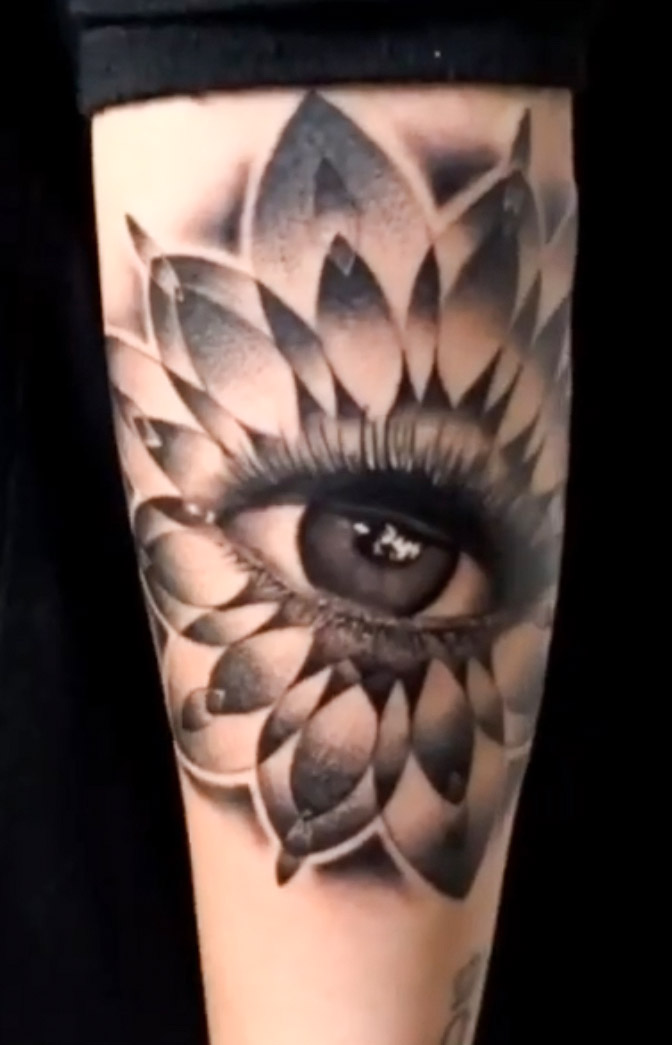 Tattoo Anansi Studio München Munich Haidhausen PEte abstract floral eye beautiful feminine best colour realistic work