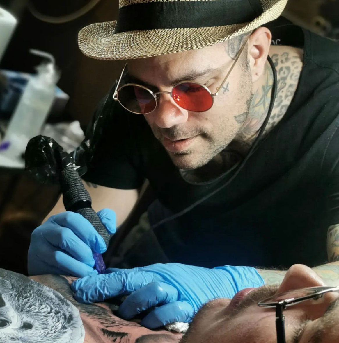 Tattoo Anansi Studio München Munich Haidhausen Pete at work tattooing best colour black and grey realistic artist