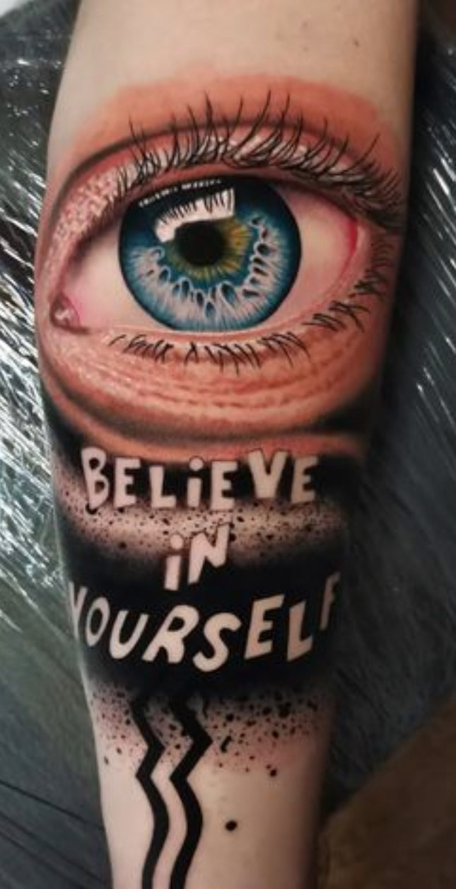 Tattoo Anansi Studio München Munich Haidhausen Pete believe in yourself eye lettering best colour realistic