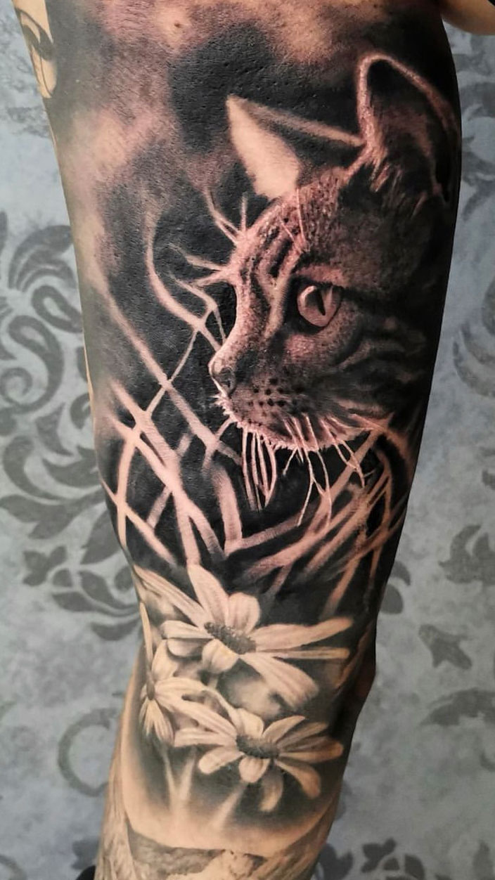 Tattoo Anansi Studio München Munich Haidhausen Pete cat abstract leaves floral best black and grey realistic animal portrait