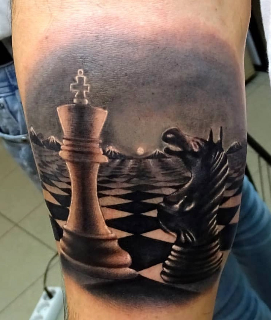Tattoo Anansi Studio München Munich Haidhausen Pete chess checkmate gambit best black and grey realistic