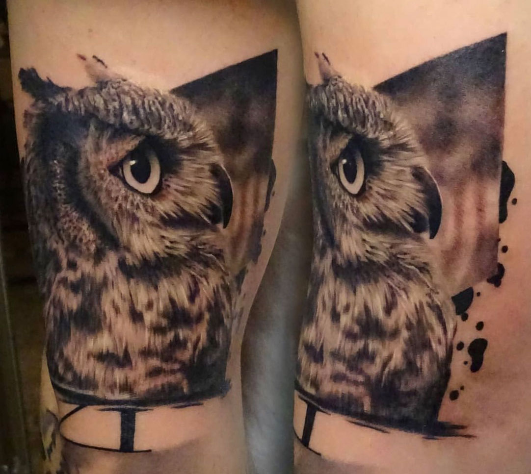 Tattoo Anansi Studio München Munich Haidhausen Pete owl bird forest wildlife best black and grey realistic animal portrait